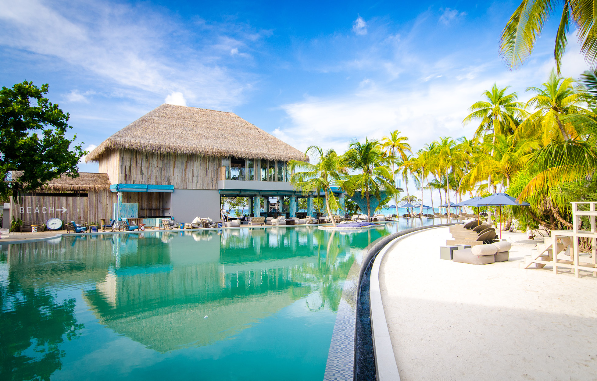 baa-bar-pool-finolhu-maldives