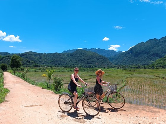 Rachel & Katie cycling in Mai Chau Valley