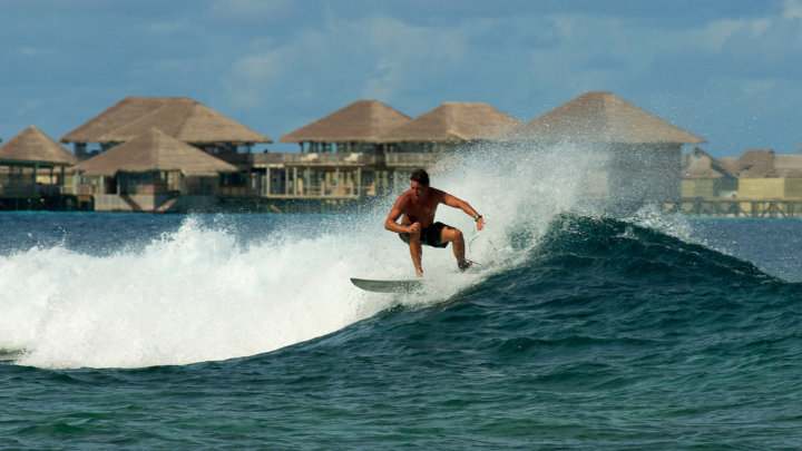 Surfing Six Senses Laamu