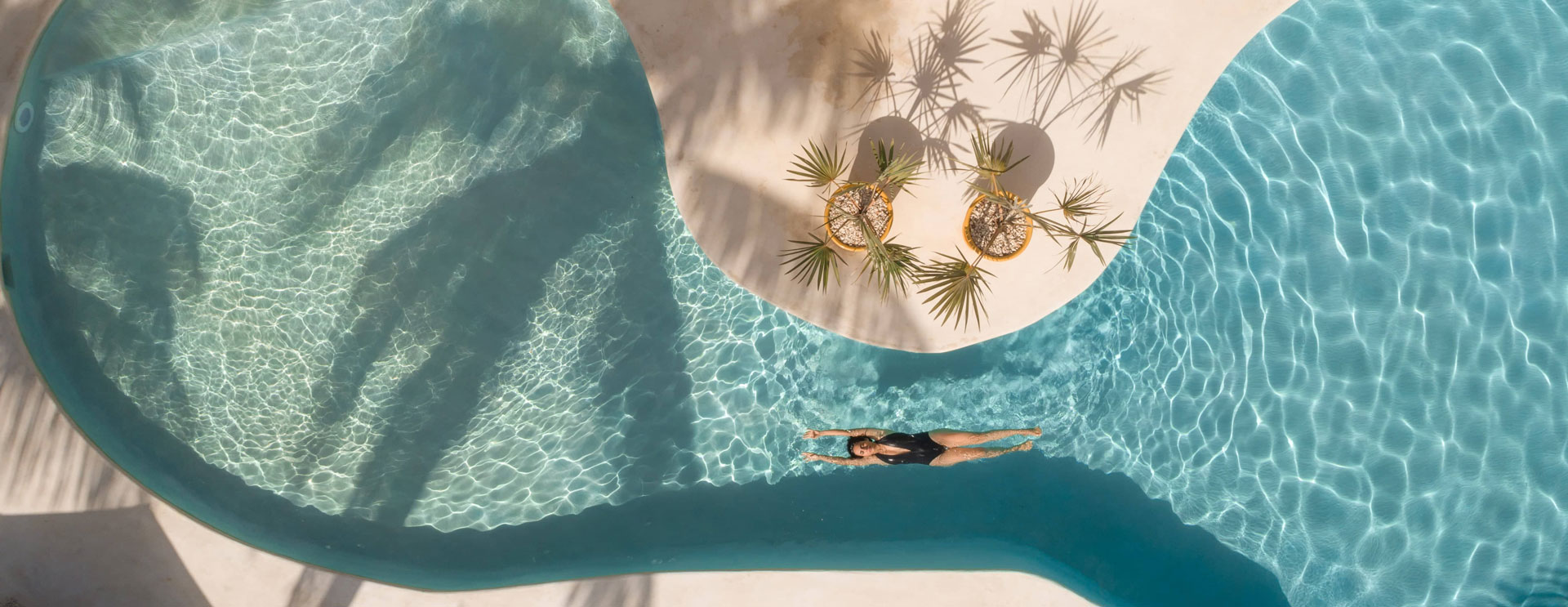 Ser Casasandra aerial pool area