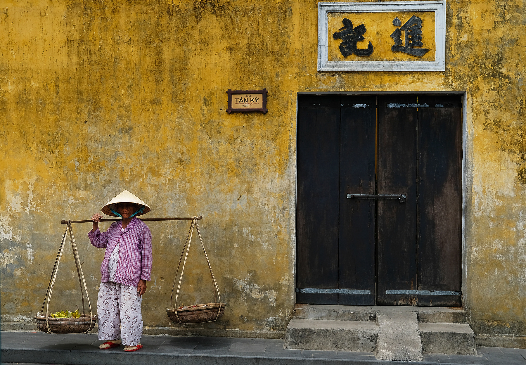 Hoi An-old lady selling bananas