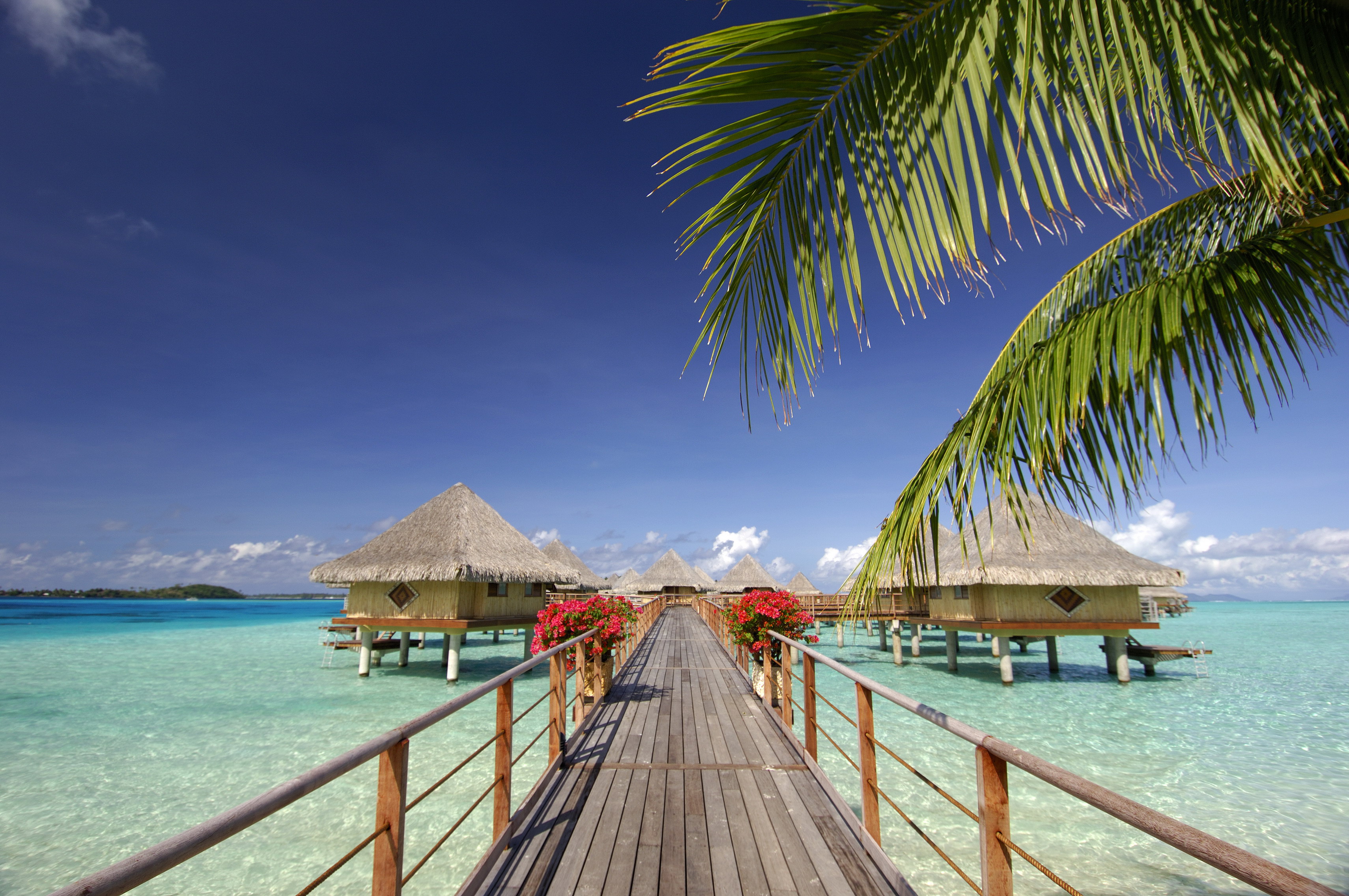 InterContinental Le Moana Resort pontoon to water bungalows