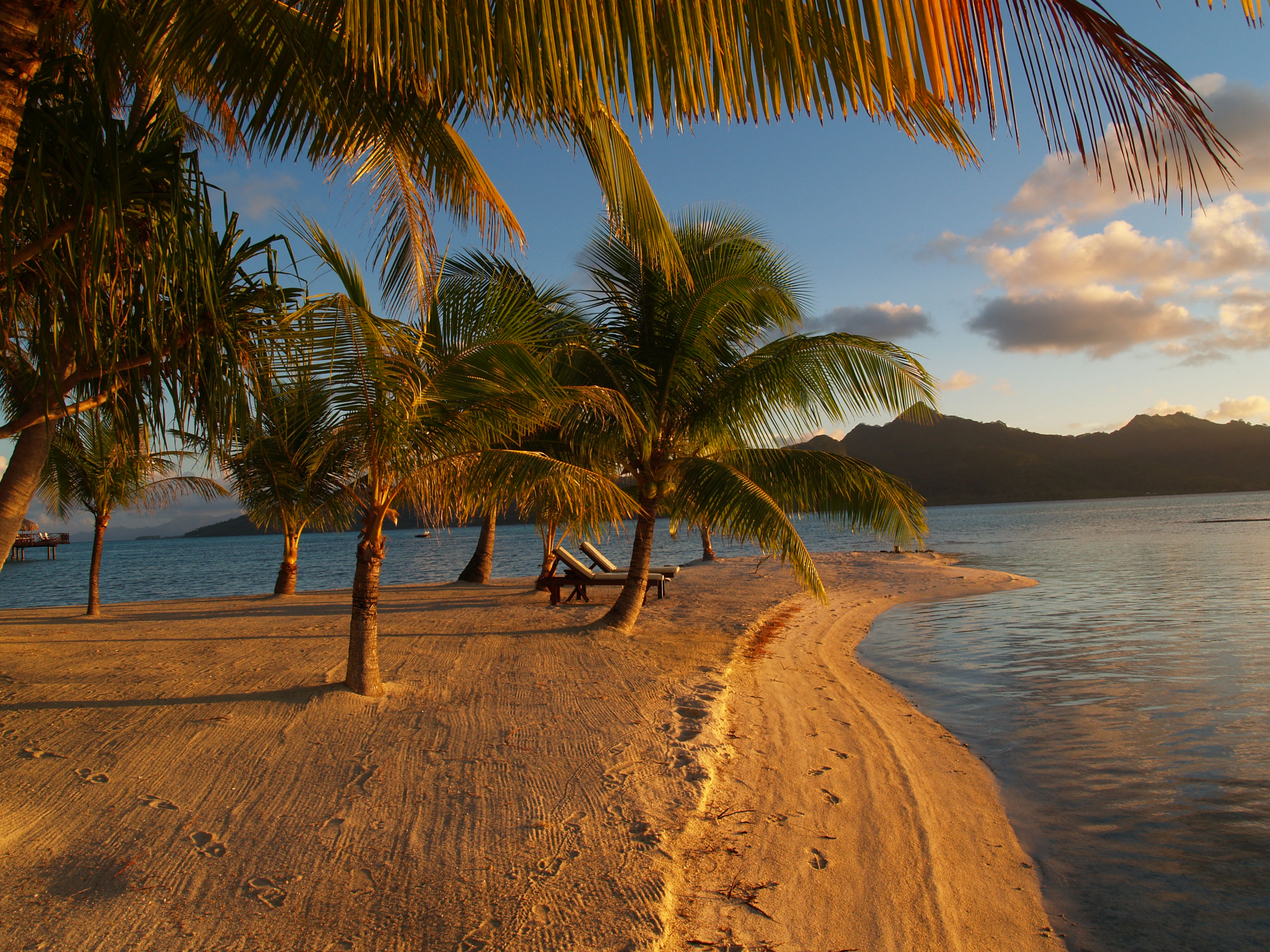 Vahine Island stunning sunset