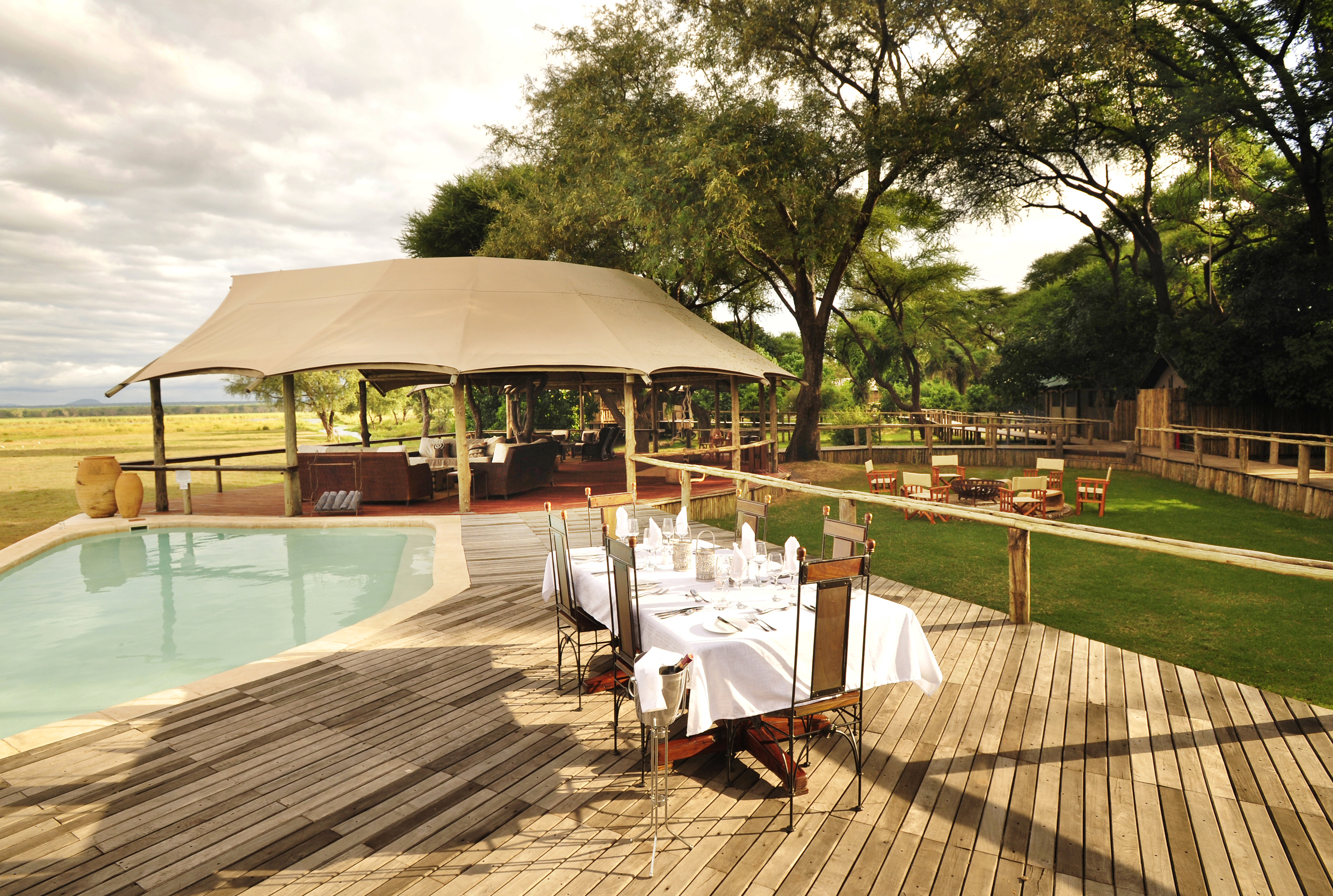 Poolside dining at Anabezi