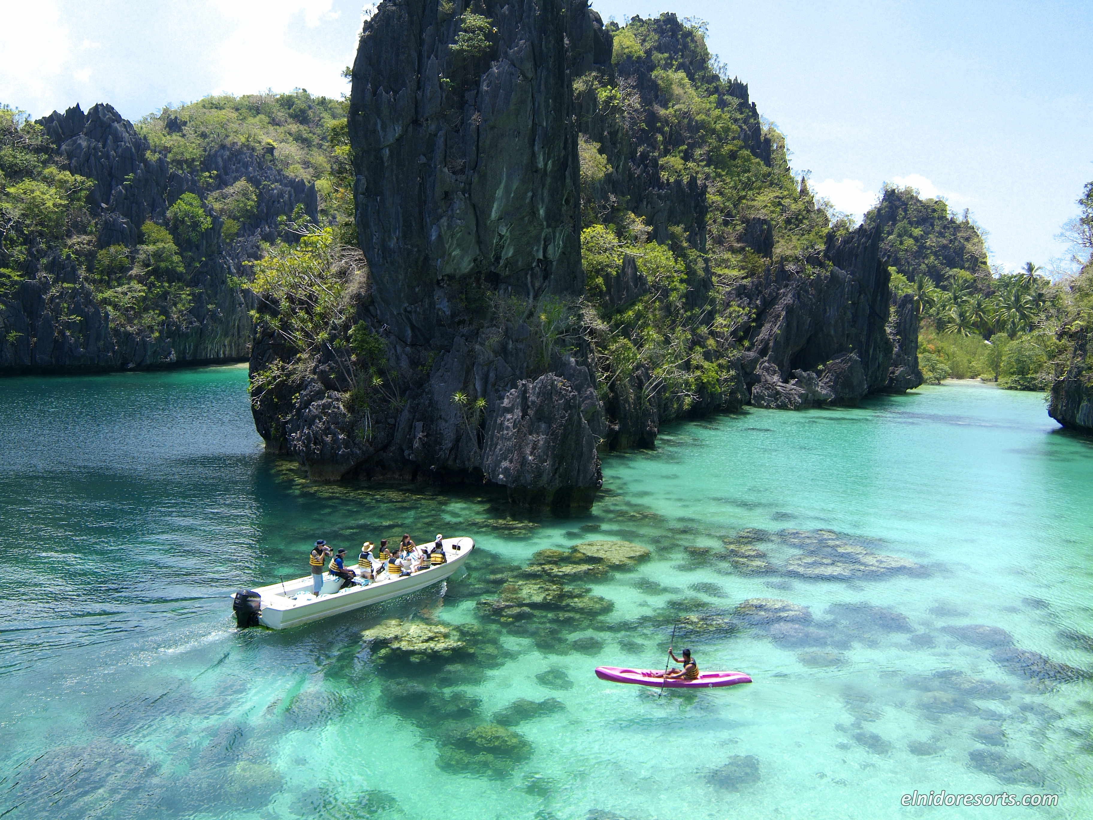 Kayaking at the big lafoon in El Nido