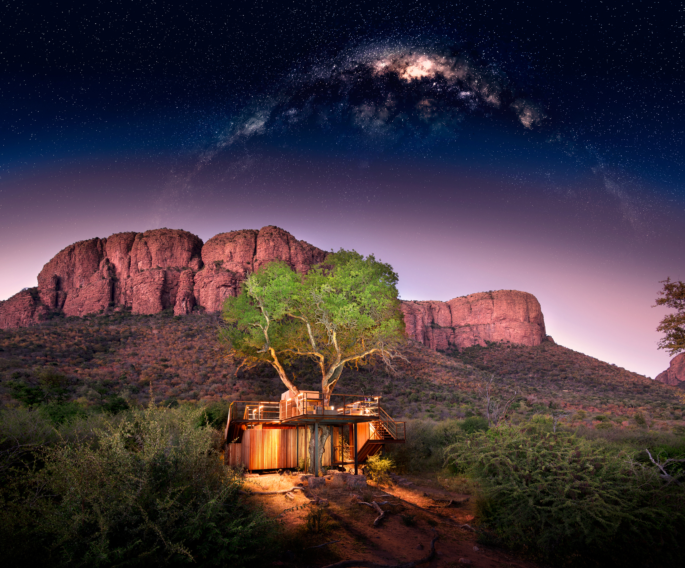 Discover Thabametsit Tree house at night
